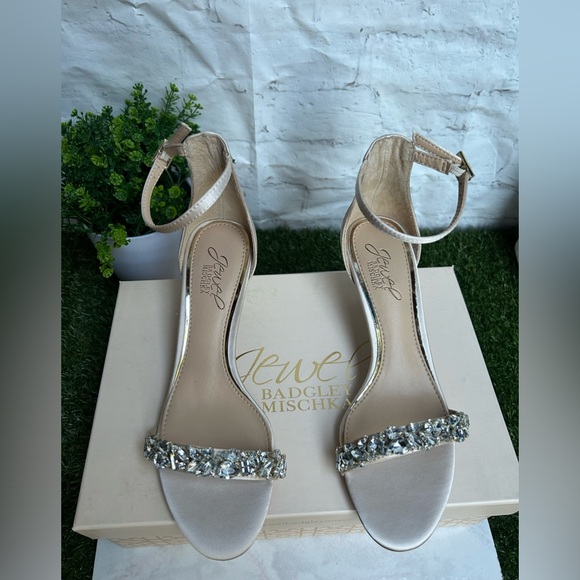 Badgley Mischka Jewel
Dash Ankle Strap Kitten
Heel women size 6 new with box - Picture 8 of 16